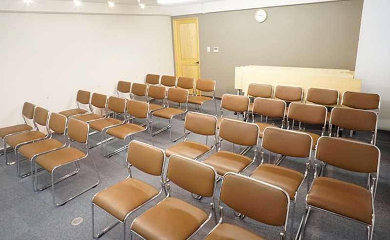 机を片付けてシアター形式でのご利用もできます