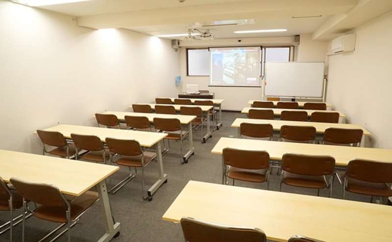 【JR新大阪駅東口】徒歩1分 駅近で最大34名収容 格安会議室 絶対迷わない！アクセス抜群 レイアウト自由 Wi-Fi等無料設備充実/会議 セミナー 講演会 研修会/大阪セミナーオフィス ルームO-1