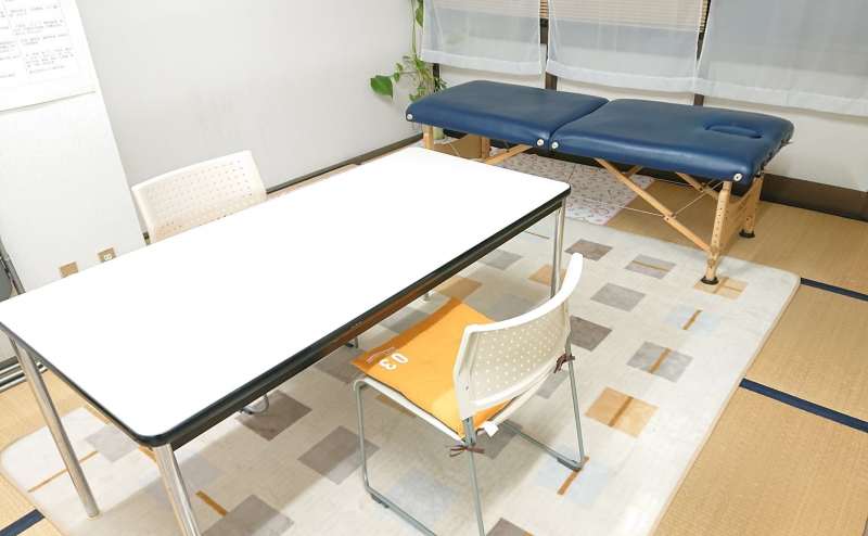 ミニルームでの使用　カウンセリング・コーチング向け相談机、椅子　整体等施術ベット