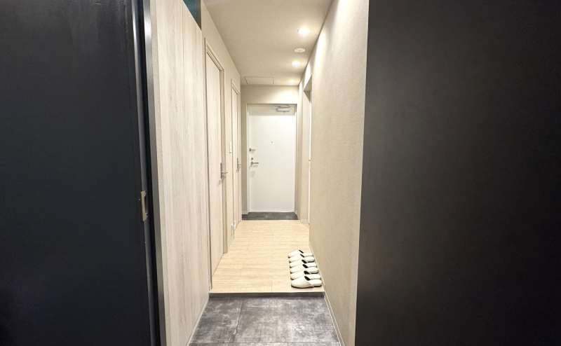 【スリッパに履き替えてご利用ください。】