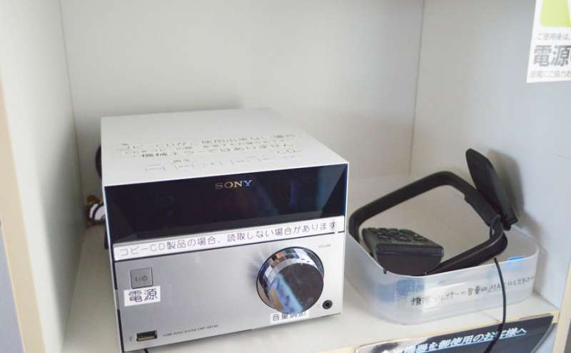 SONY CMT-SBT40を常設。簡単に携帯やCDから出力が可能です。