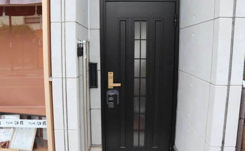 入り口です。電子キーを採用しているのでスムーズに出入りができます。入室後4秒で自動で鍵がかかります