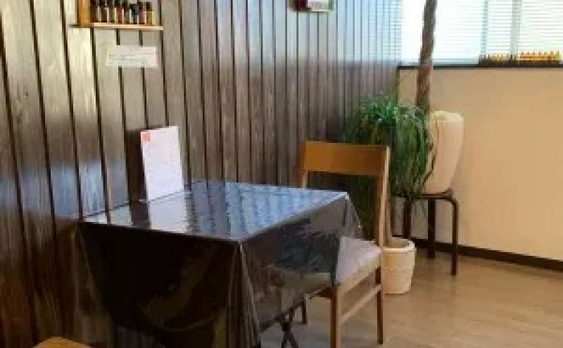 入り口近くにテーブルと椅子のセットがございます。カウンセリングなど書きものにお使いください。スペース内で飲食はご遠慮いただいております