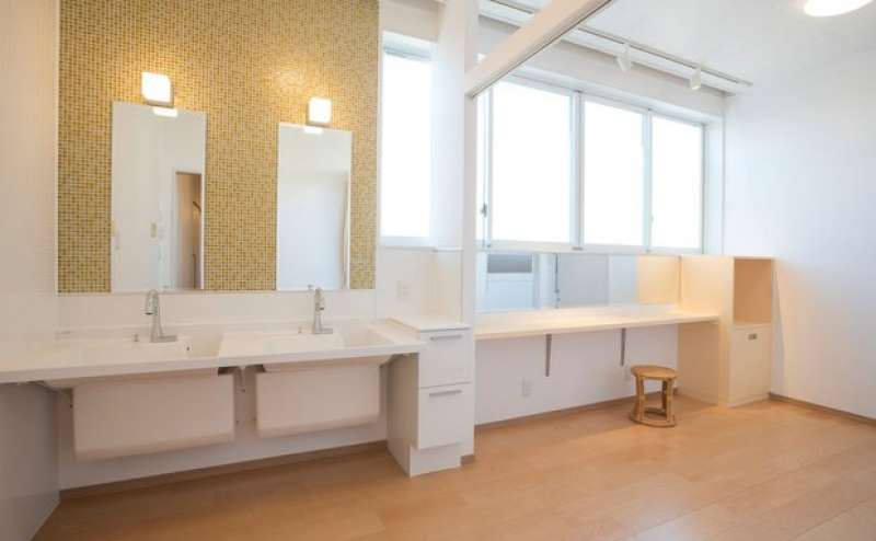 車椅子対応の洗面台と更衣室です。スペース内はすべてバリアフリーとなっております