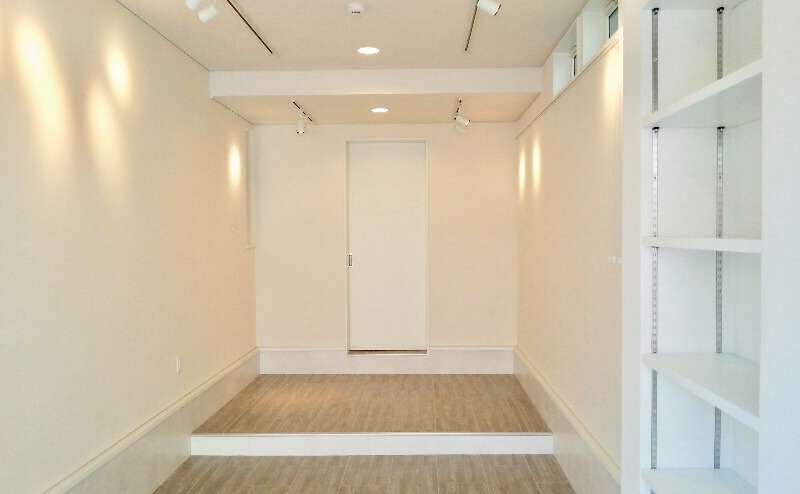 壁面幅2.60m、正面のドア幅0.79m。1段高くなっている部分は奥行き2mです