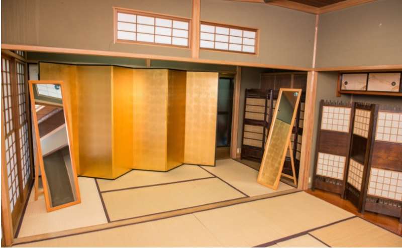 姿見と金屏風がございます ご自由にご利用ください