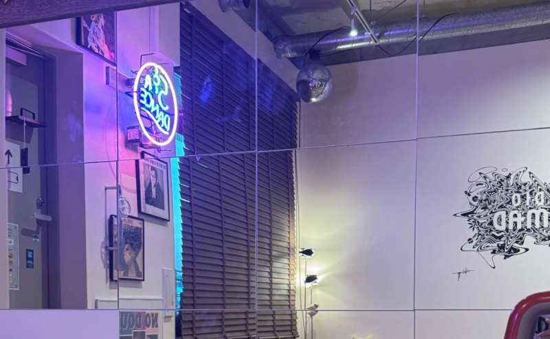 更衣スペースにも鏡があり、カーテンを開ければスタジオを横向きにも使用可能