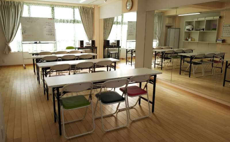 テーブルと椅子で会議や教室、学習塾、パーティーなどのご利用にも