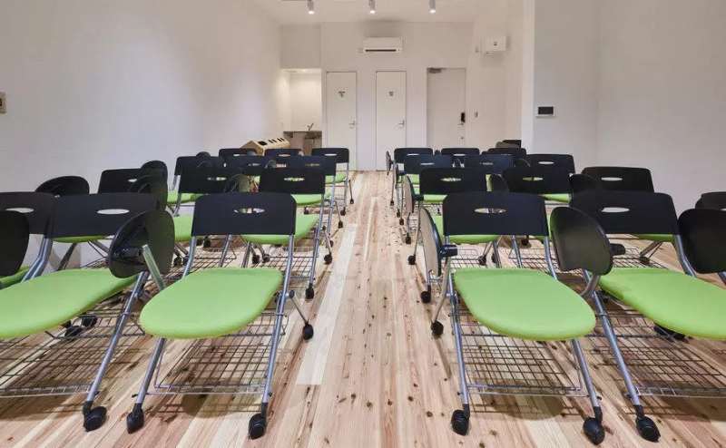 椅子は28脚。会議やセミナー、研修会におすすめ。Wi-Fi無料完備でWeb会議や研修会にも対応できます