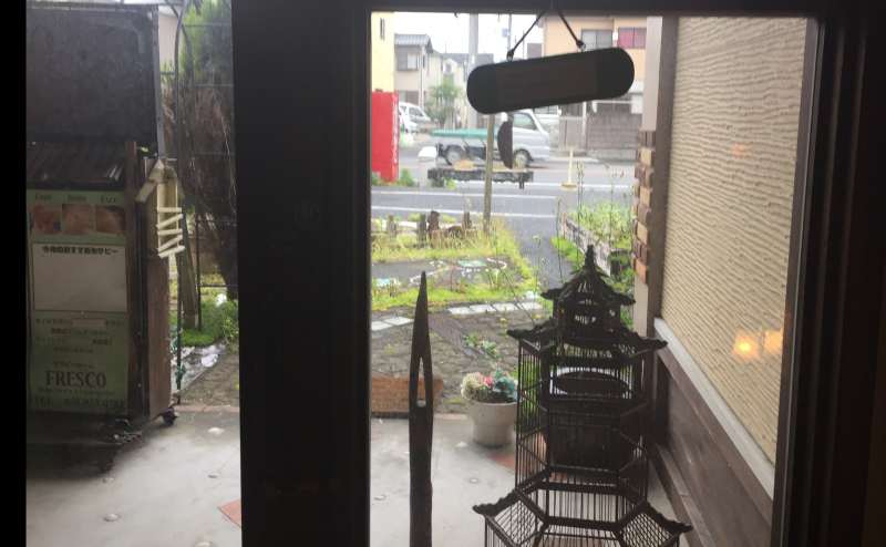 店舗入口　広々駐車場無料