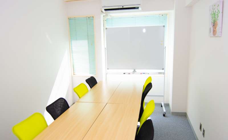 <エキ前会議室 アーバン>明るく清潔なお部屋。ホワイトボード・プロジェクター完備。セミナー・研修に最適