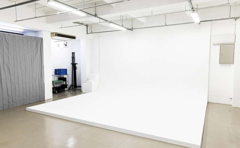 シンプルなスペースに大きめ白ホリがどんと構えております。白ホリ以外の壁も白ホリと同じ塗料で真っ白に。撮影に集中できるスペースです。