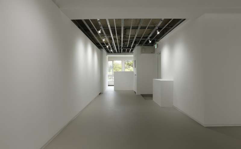 内観写真です。日中は、外苑西通り沿いの青山緑地のグリーンが心地良くご覧いただけます。