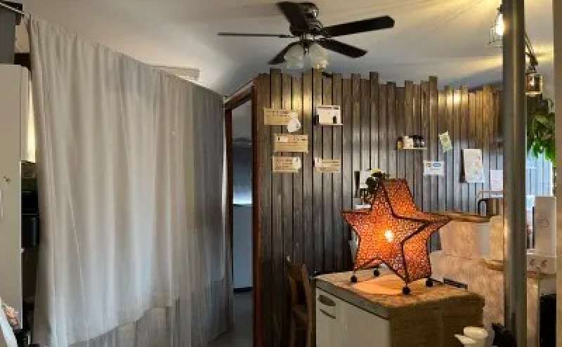 ベッドから入口を見た時の風景。こだわりのインテリアを配したアジアンテイストの癒しの空間です