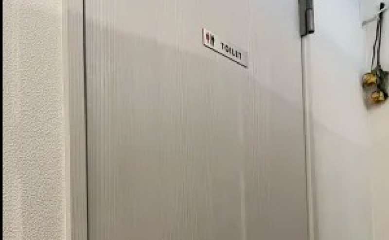 トイレのドアです。スタッフ常駐スペースなので、常に清掃、消毒をしております。安心してご利用ください