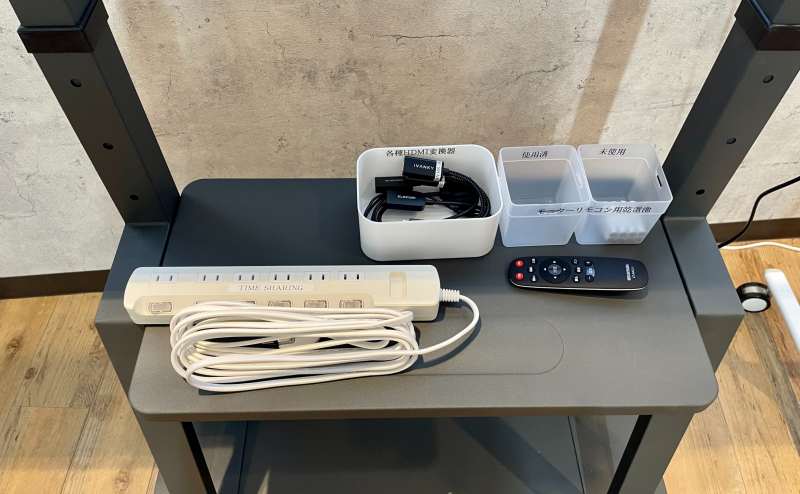 【延長コード、変換機などはモニター台に設置しています】 - TIME SHARING 四谷7Aの写真