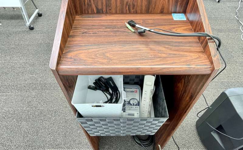 【司会台の中に、各種HDMI変換機、延長コード、ホワイトボードマーカーの予備が入っています】 - TIME SHARING 新宿7Aの写真
