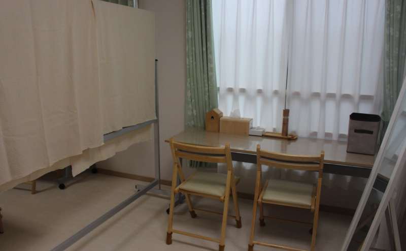 サロン使用時のお客様用パウダールーム　姿見・ティッシュボックス、ごみ箱あり