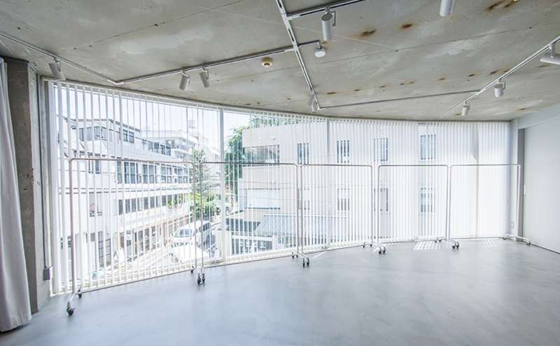 ショールームエリア｜一面に広がる大きな窓からたっぷりと自然光が差し込む明るい空間。幅130cmのラック4台＋110cmラック1台を設置しても、余裕のあるレイアウトが可能です。