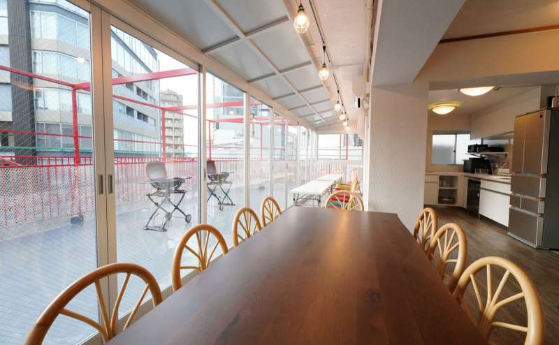 ご家族や友達同士で食事を楽しめる広々としたテーブル。