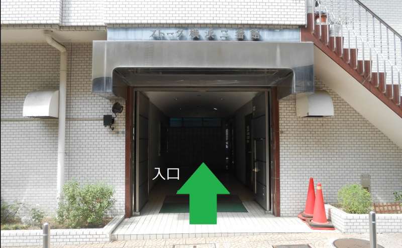 緑色の矢印方向に進んで右手のエレベーターをお使いください。