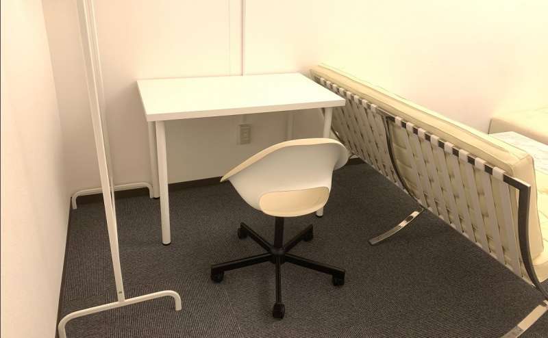 デスクワークができるようデスクとチェアを追加しました！ハンガーラックもあります。