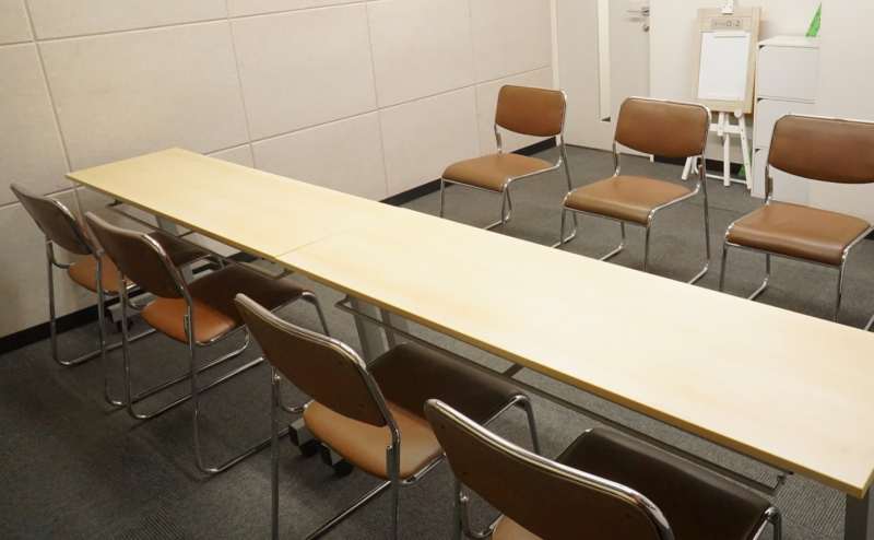 窓のあるお部屋です。レイアウト変更はご自由にしていただけます。机を折り畳むのも簡単です