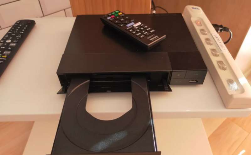 Blu-rayプレイヤーもございますのでテレビとつないでお好みの動画をお楽しみください