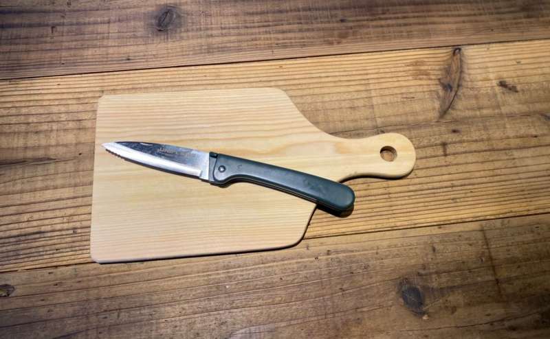 まな板とナイフのセット。本物のキャンプ場のようにご自身で調理していただけます