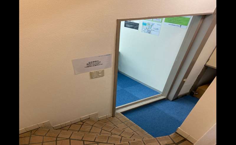 ドアを開けるとスペースに繋がります。こちらにもドアがあります。