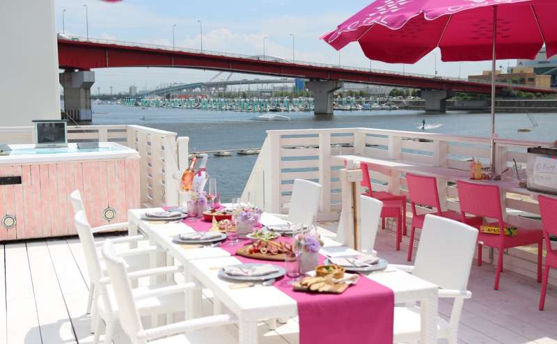 海・ビーチを展望できるテラス