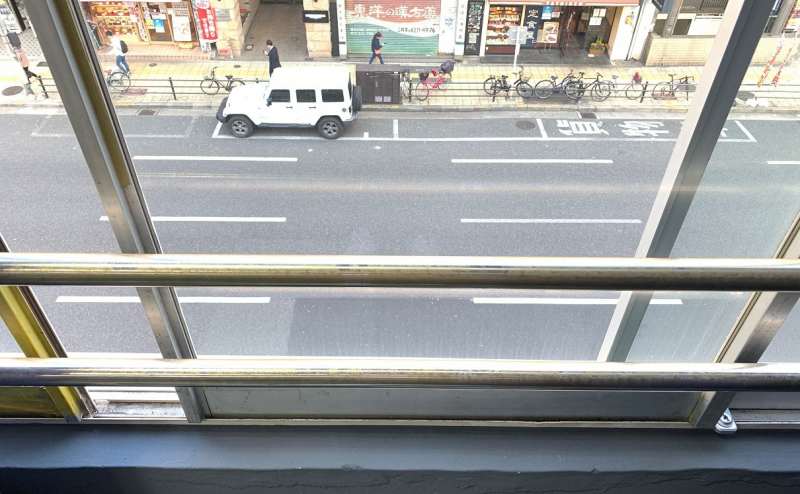 窓は落下防止のため、一部しか開かないようにしております。