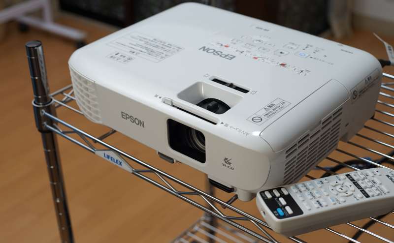 プロジェクターはＥＰＳＯＮの簡単操作で明るい画面です。
