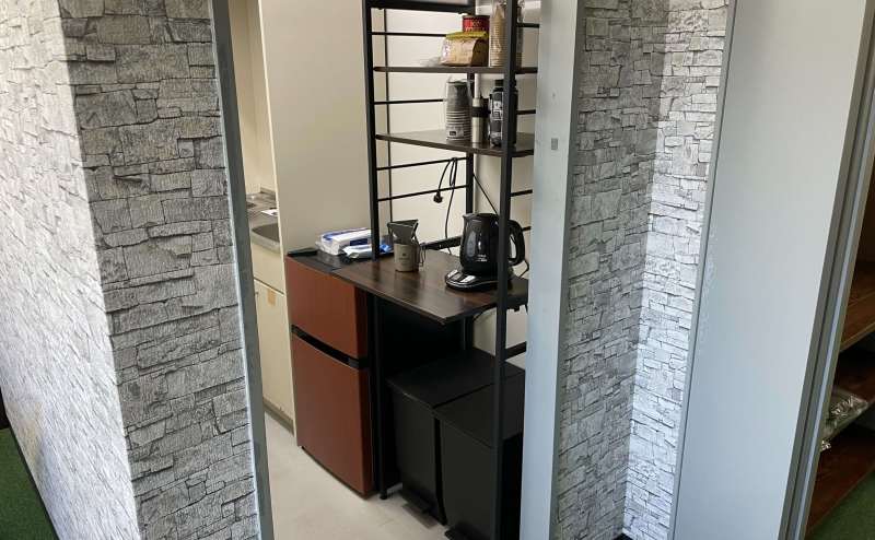 5名個室のカーテン裏にキッチンがあり、共同で利用されることになります。