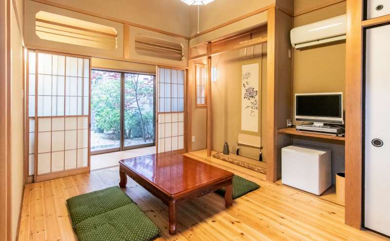 旅館を思わせる8畳の純和風の部屋。床の間があり、ポートレート、コスプレ、動画撮影に最適です。障子から中庭を眺めながら、静かでゆっくりとした時間をお過ごしください。