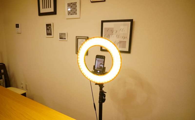 ビデオ会議用LED照明です。有料オプションです