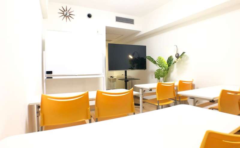 【新大阪駅０分で絶対迷わない！】●１０名●WiFi＆４９型大画面モニター（ＰＣ接続＆ＴＶ）が全て【無料】●コンビニ＆駐車場もすぐ隣でとても便利！●シンプルでオシャレな会議室　リーブル新大阪　４／３オー