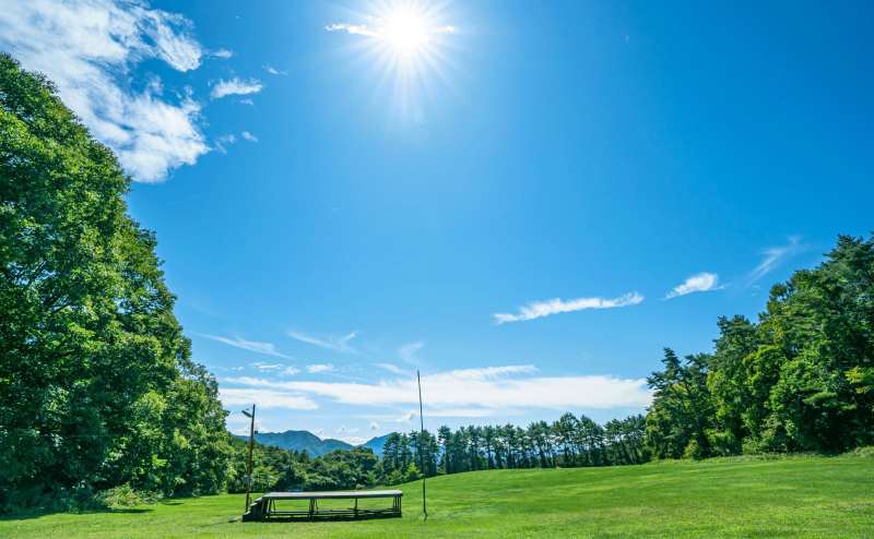 正面に富士山、背後に八ヶ岳を望むキャンプ場が敷地内にあり、約5,000坪の芝生テントサイトも基本料金内でご利用いただけます。