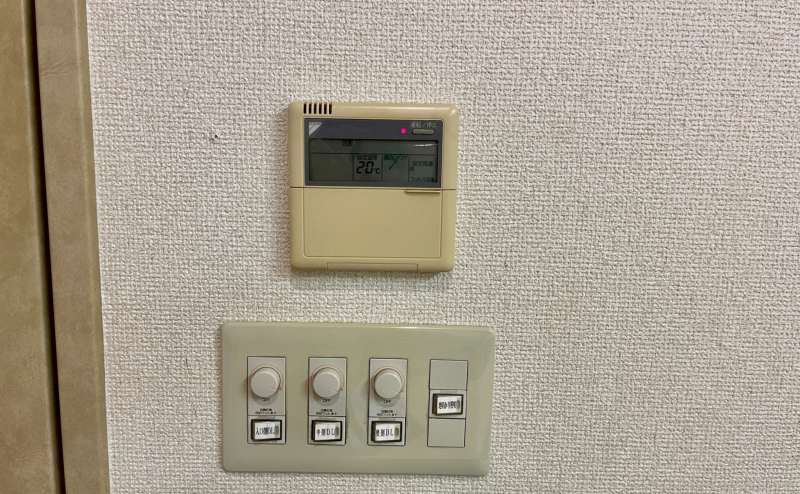 【室内に個別空調があるので温度設定を自由に変更可能。一部照明は調光も可能です】 - TIME SHARING 四谷8Bの写真