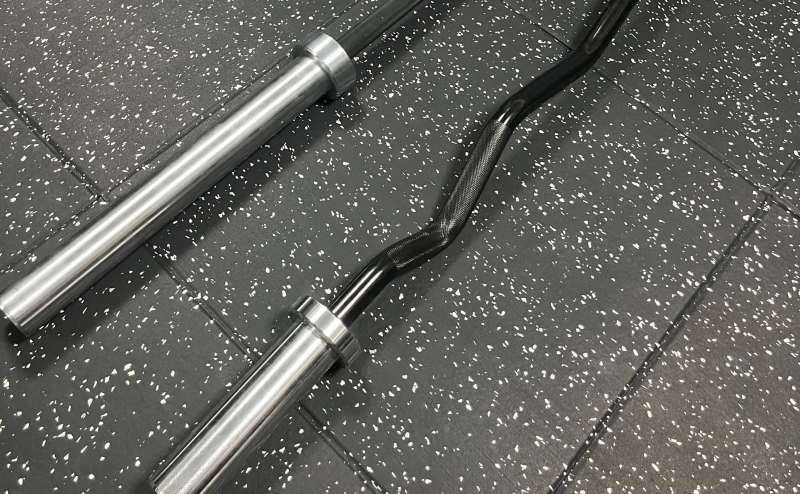 様々なバーやスミスマシンのアタッチメントあり