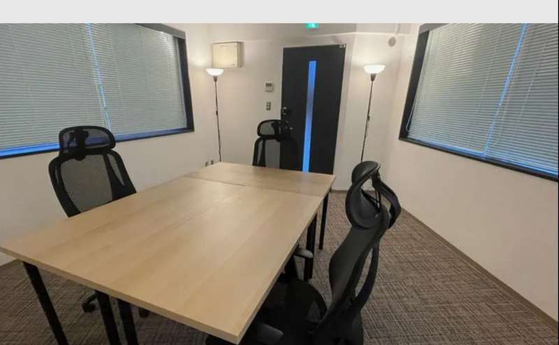 38平米のスペースに窓のある開放的なスペース。デスクも6つだけです