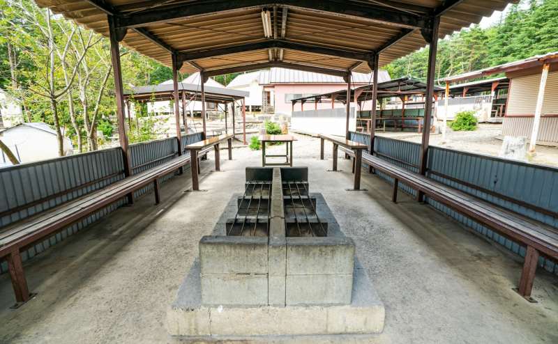 キャンプ場内のカマドがついた屋根付き炊事場も基本料金内でご利用いただけます。BBQなどお楽しみいただけます。ベンチとテーブルが備え付けてあります。
