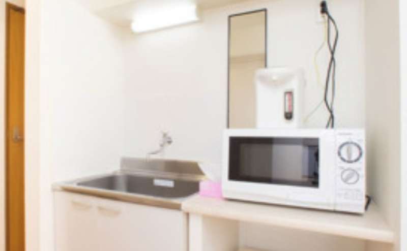 キッチン　電子レンジ、電気ポット、水道、冷蔵庫