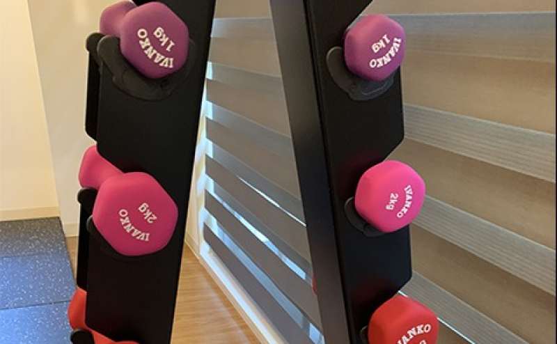 ダンベル1kg〜5kg。各種トレーニング設備充実。Wi-Fi完備、Blutoothスピーカーも備え付けています