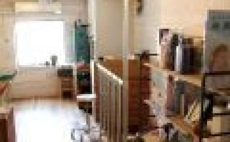 2Fサロンの内装の様子です　窓からの明るい光が清潔感を感じさせます