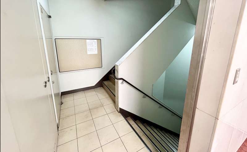 【こちらの階段で2階へお上がりください】 - TIME SHARING 飯田橋 第一勧銀稲垣ビル 2Aの写真