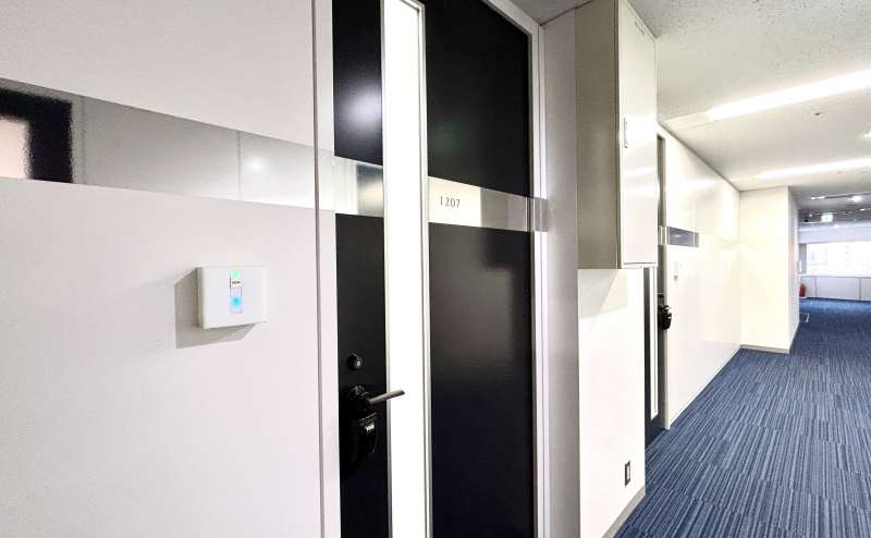 【ご予約の部屋を確認いただきカードキーをSECOMセンサーに当ててオートロックを解除ください】