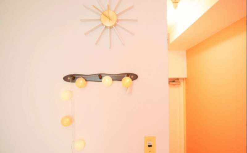 メタリックの壁掛け時計が明るくておしゃれな空間を演出しています