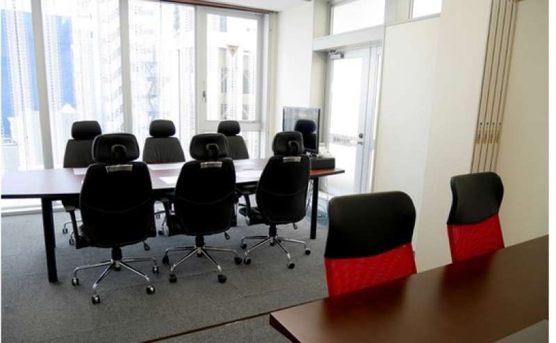 【6階小会議室A+B】駅近！明るく大きな窓が自慢☆最大定員13名 格安貸し会議室！吉祥寺駅から徒歩5分