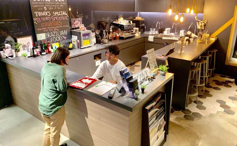 明るい雰囲気の受付